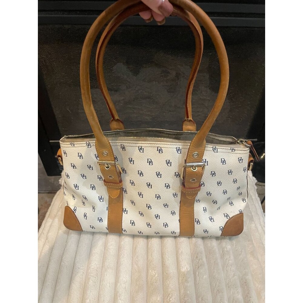 B319 - Vintage Dooney & Bourke Signature satchel in white with a navy blue DB mo